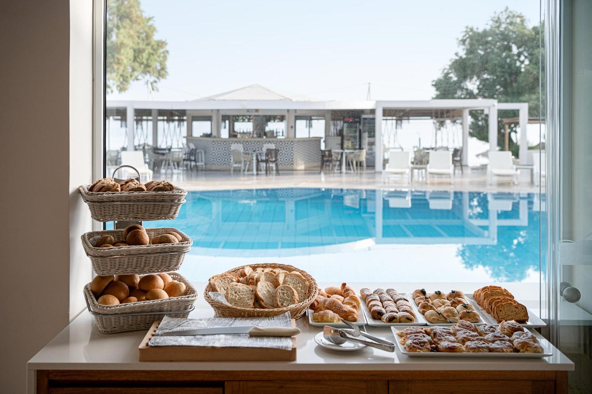 Alexia Beach Hotel Agia Marina  Bagian luar foto